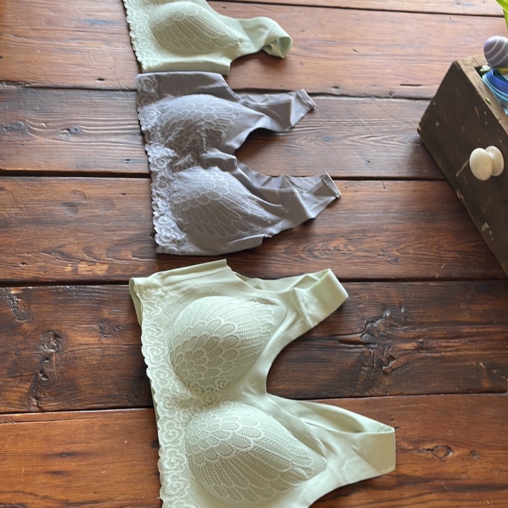 Bras - Picture 2 of 4